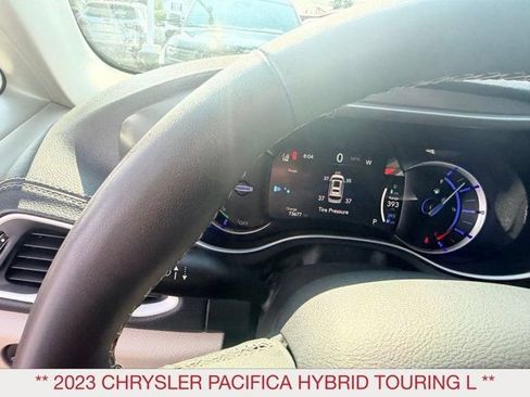 Used 2023 Chrysler Pacifica Touring-L FWD image 14