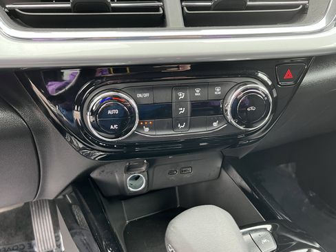 Used 2025 Chevrolet Trax LT w/ LT Convenience Package image 22