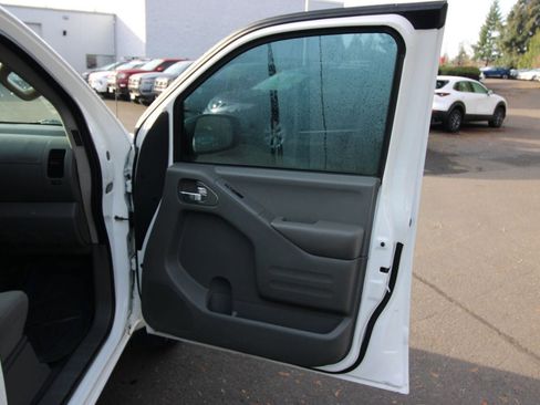 Used 2019 Nissan Frontier SV image 16