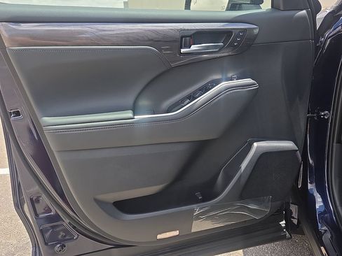 New 2026 Toyota Highlander Platinum AWD/4WD image 17