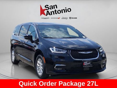 New 2026 Chrysler Pacifica Select image 2