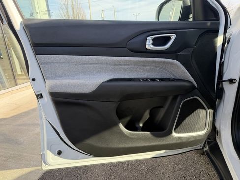 Used 2024 Jeep Compass Latitude image 11