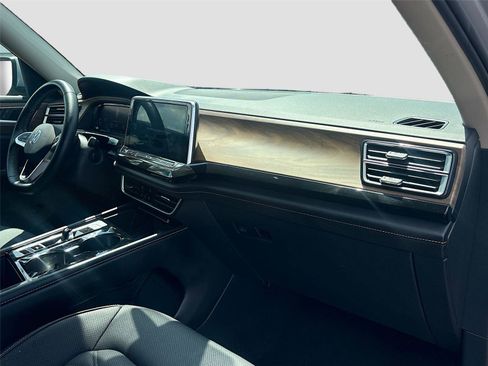 Used 2025 Volkswagen Atlas SE image 29