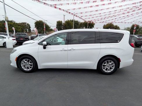 Used 2023 Chrysler Voyager LX FWD image 13