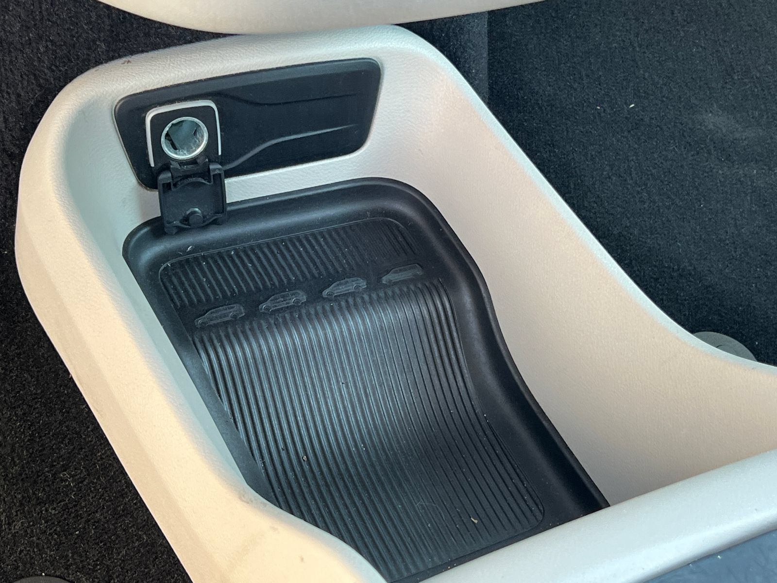 Used 2022 Chrysler Voyager LX FWD image 31