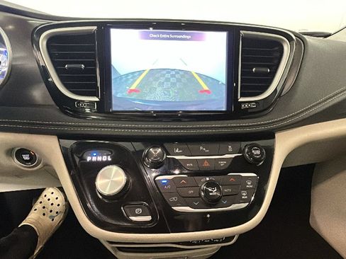 Used 2024 Chrysler Pacifica Limited FWD image 27