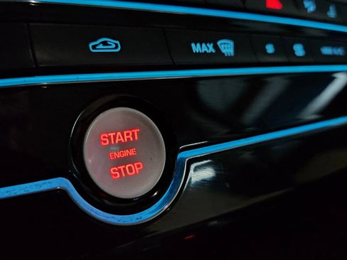 Used 2017 Jaguar F-PACE Premium image 30