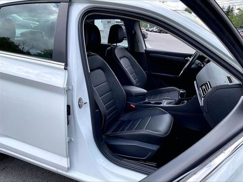 Used 2024 Volkswagen Jetta SE FWD image 11