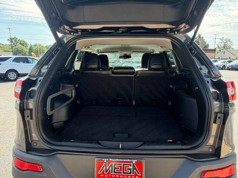 Used 2018 Jeep Cherokee Trailhawk AWD/4WD image 12