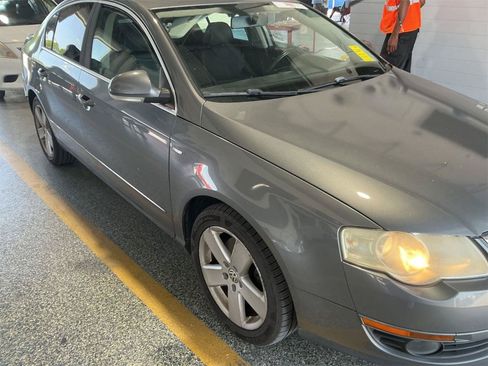 Used 2007 Volkswagen Passat 2.0T FWD image 2