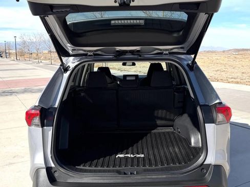 Used 2022 Toyota RAV4 LE AWD/4WD image 10