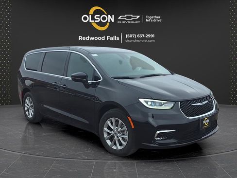 Used 2025 Chrysler Pacifica Select AWD/4WD image 14