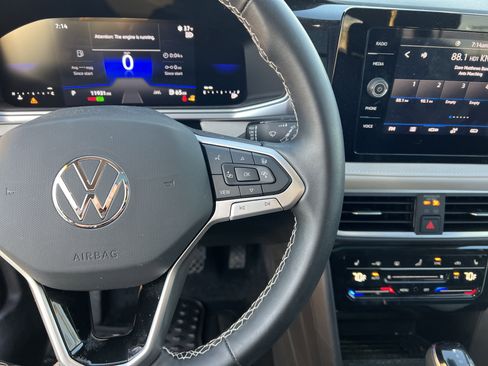 Used 2025 Volkswagen Taos SE w/ Panoramic Sunroof Package image 19