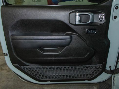 Used 2024 Jeep Wrangler Sport AWD/4WD image 9