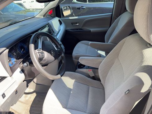 Used 2020 Toyota Sienna LE w/ LE Preferred Package FWD image 4