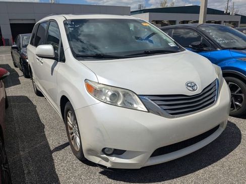 Used 2016 Toyota Sienna XLE Premium image 1