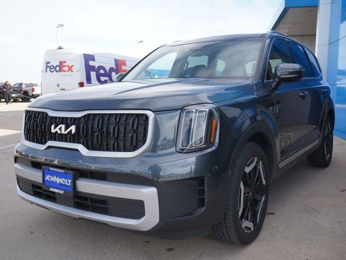 Used 2024 Kia Telluride EX w/ EX Captain's Chair Package image 4