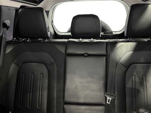 Used 2020 Land Rover Defender 110 SE image 24