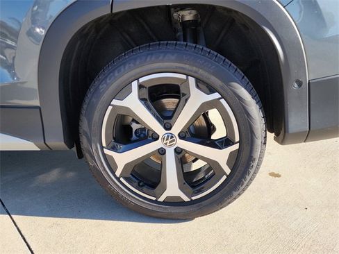 New 2025 Volkswagen Tiguan SE image 27
