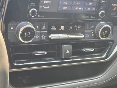 Used 2021 Toyota Highlander XLE FWD image 20
