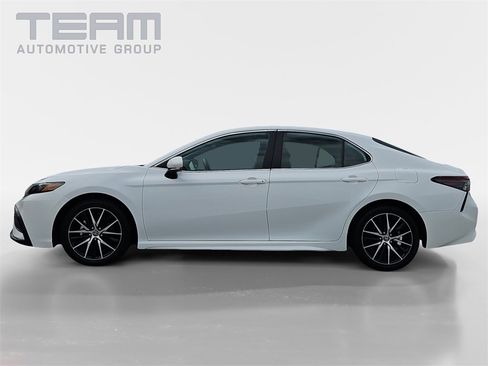 Used 2023 Toyota Camry SE image 4