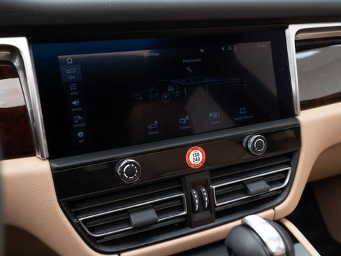 Certified 2025 Porsche Macan image 26