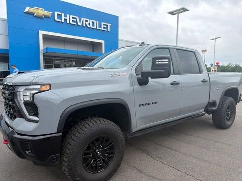 Used 2024 Chevrolet Silverado 2500 ZR2 w/ Technology Package AWD/4WD image 2
