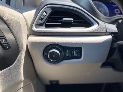 Used 2023 Chrysler Pacifica Touring-L FWD image 29