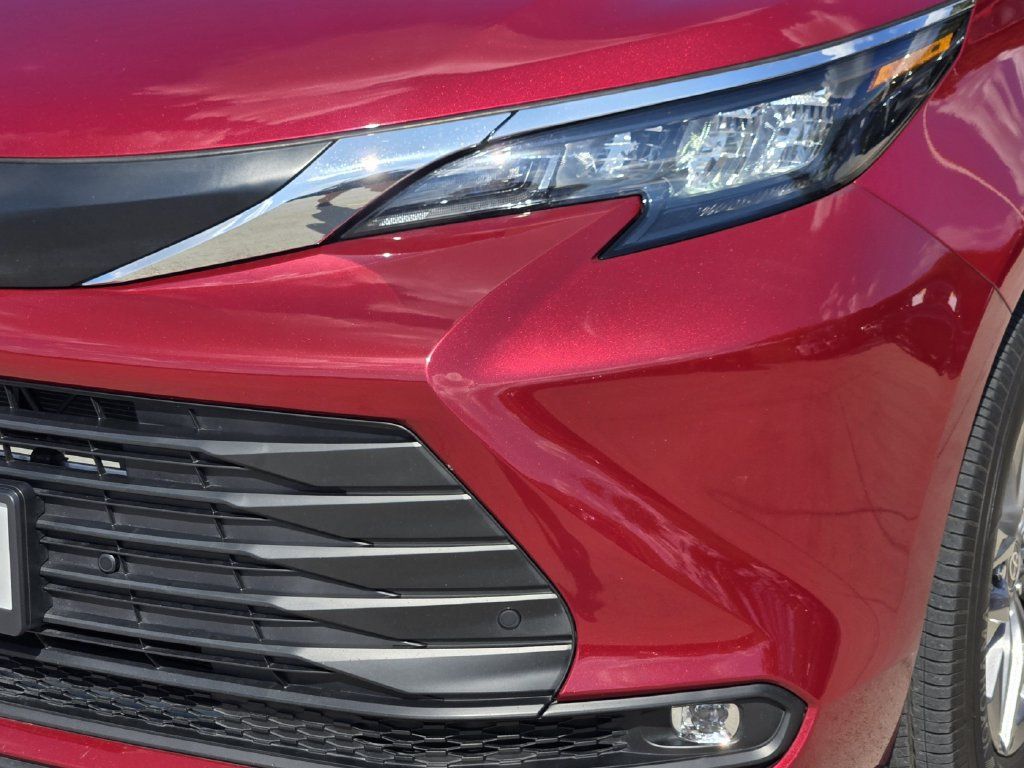Used 2026 Toyota Sienna XLE FWD image 7