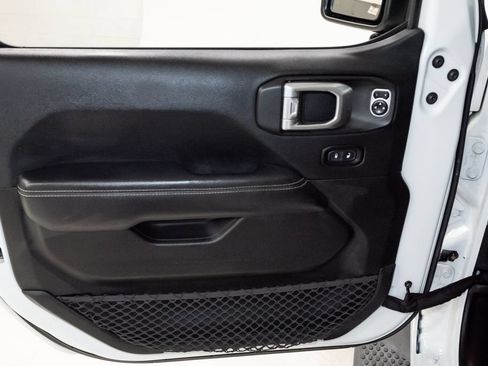 Used 2018 Jeep Wrangler Unlimited Sahara AWD/4WD image 9