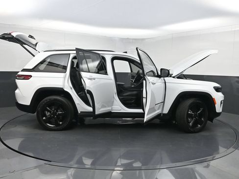 Used 2025 Jeep Grand Cherokee Altitude RWD image 37