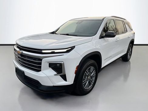 Used 2025 Chevrolet Traverse LT image 3