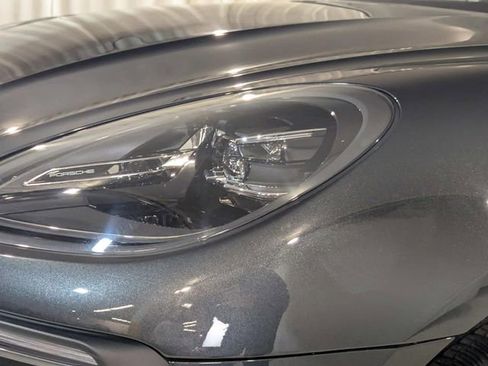 Certified 2025 Porsche Macan image 5