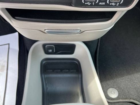 Used 2023 Chrysler Pacifica Touring-L FWD image 19