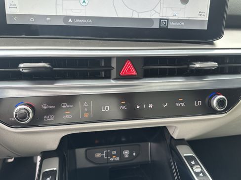 Certified 2025 Kia Sorento SX FWD image 12