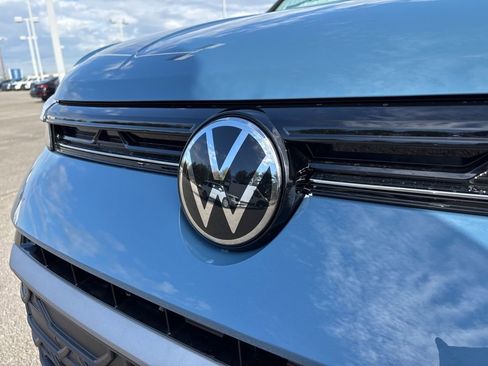 New 2026 Volkswagen Taos SE image 9