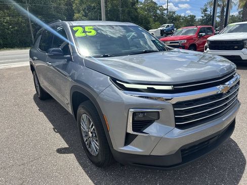 Used 2025 Chevrolet Traverse LT FWD image 10