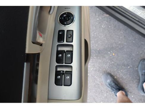Used 2010 Hyundai Santa Fe Limited FWD image 12