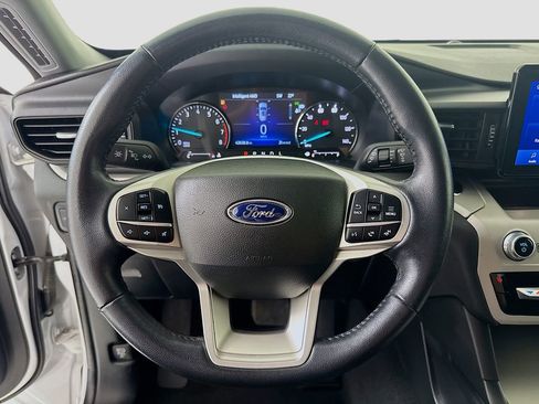 Used 2023 Ford Explorer XLT AWD/4WD image 13