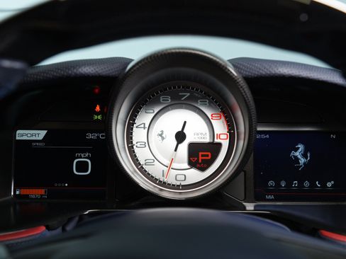 Used 2020 Ferrari 812 Superfast RWD image 6