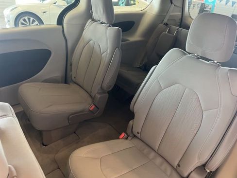 Used 2021 Chrysler Voyager LX image 18