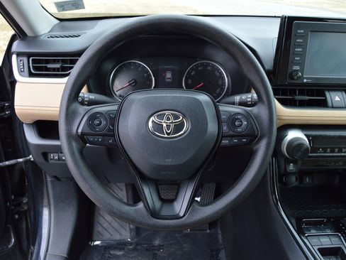 Used 2020 Toyota RAV4 LE image 9