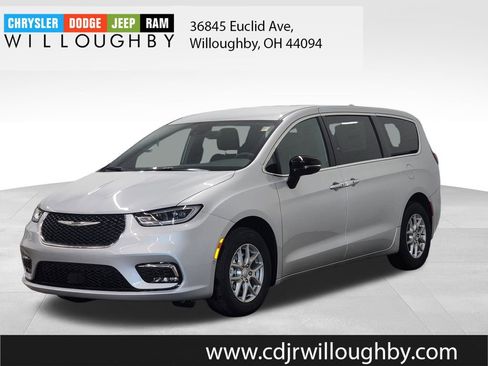 New 2026 Chrysler Pacifica Select image 1