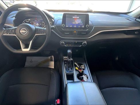 Used 2025 Nissan Altima 2.5 SV FWD image 6