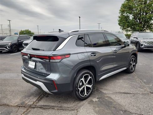 New 2025 Volkswagen Tiguan SE image 2