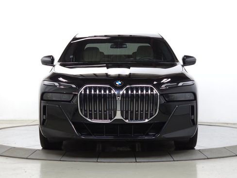 Used 2025 BMW 760i xDrive w/ Premium Package image 2