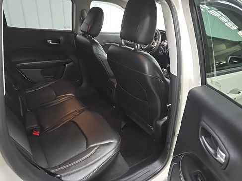 Used 2018 Jeep Compass Latitude w/ Cold Weather Group AWD/4WD image 17