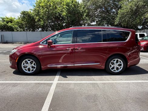 Used 2017 Chrysler Pacifica Touring-L w/ Tire & Wheel Group FWD image 4