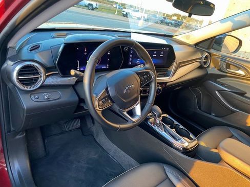 Used 2024 Chevrolet Trax ACTIV w/ Sunroof Package image 13