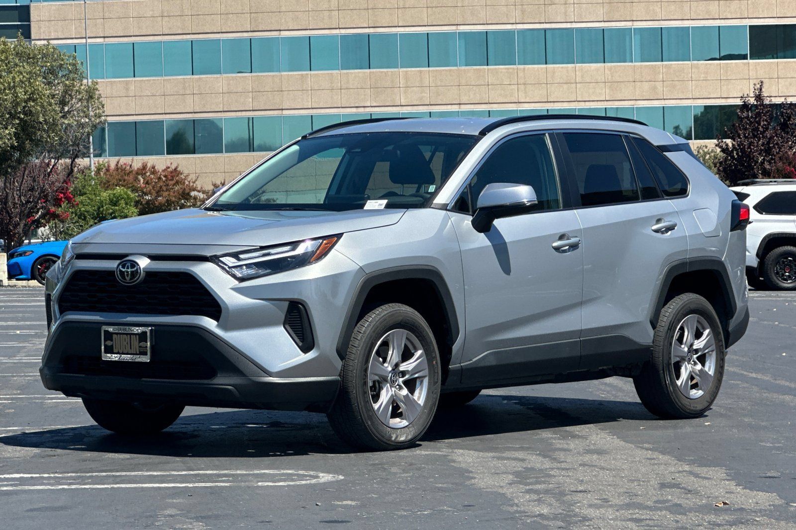 Used 2025 Toyota RAV4 XLE FWD image 8